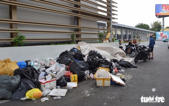 Trash piles up outside Tan Son Nhat airport’s T3 Terminal