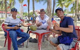 Diamond ring lost at Da Nang beach returned to Australian tourist