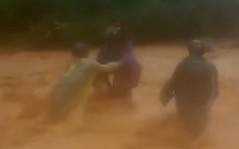 Commune officials in Vietnam’s Nghe An brave raging stream to evacuate over 120 villagers to safety