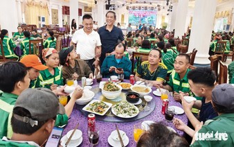 Vietnamese restaurant owner serves free meals to sanitation workers after storm cleanup