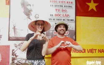 Foreign couple captivated by Vietnam’s National Day parade rehearsal
