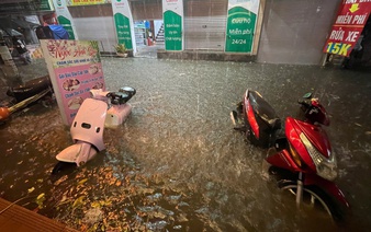 Torrential rain submerges Hanoi streets, causes traffic chaos