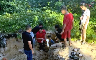 Taxi driver, tourists dig boy out of sand collapse in Ho Chi Minh City