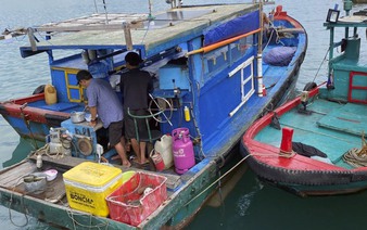 Fishing boat found illegally carrying cyanide, electric guns in Ho Chi Minh City