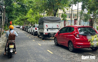 Da Nang streets turn into makeshift parking lots