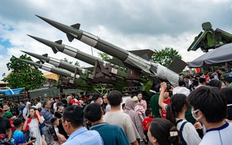 Massive crowds at Hanoi exhibition highlighting 80 years of Vietnam’s achievements