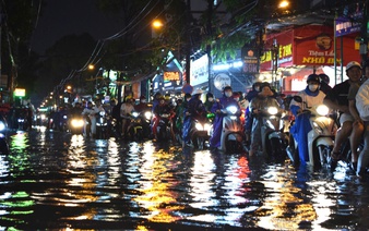 Torrential rain floods Ho Chi Minh City, trees uprooted during rush hour