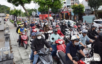 Motorbikes flood sidewalks in Ho Chi Minh City despite heavy fines