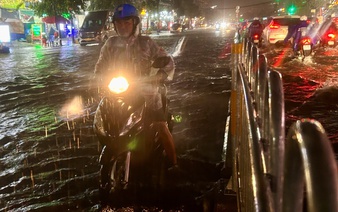 Heavy rains flood western Ho Chi Minh City, vehicles stall in traffic chaos