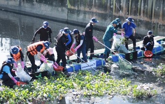 Ho Chi Minh City ward installs upgraded floating trash barrier to combat canal pollution