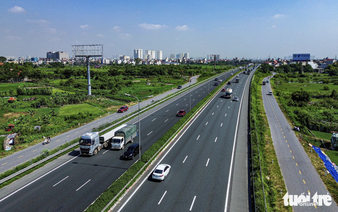 Vietnam bans trucks, passenger buses from running next to median along 2 major expressways