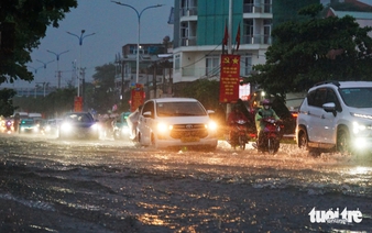 Heavy rains flood Nha Trang streets, traffic backed up