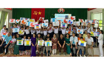 Japanese artists teach painting, award scholarships to students on Vietnam’s Con Dao Island