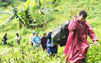 Vietnamese forces trek 5km through forest to bring elderly Lao patient home