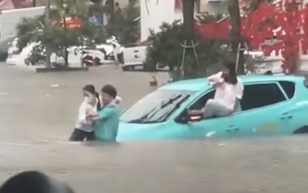 Heavy rain floods Hanoi streets, disrupts traffic, schools
