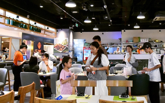 Vietnam’s F&B market sees foreign players thrive amid domestic chains’ challenges