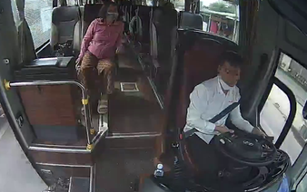Vietnam’s bus driver fined $190 after using phone while driving