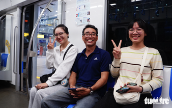 Free metro, bus rides ring in 2026 as Ho Chi Minh City residents flock to public transport
