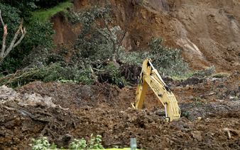 Recovery of New Zealand landslide victims halted on safety concerns