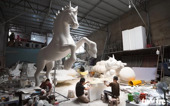 Giant horse sculptures take shape for Ho Chi Minh City’s Nguyen Hue Flower Street 2026