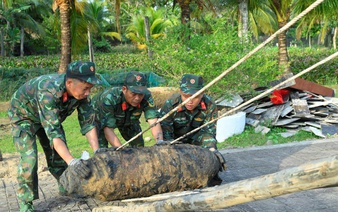 Vietnam’s Ca Mau hands over 1.5 tonnes of war-era bombs