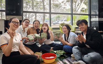 French students in Vietnam experience wrapping ‘banh chung’