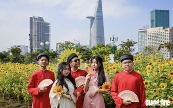 Thu Thiem riverside in Ho Chi Minh City: From overgrown weeds to sunflower garden, modern landmarks
