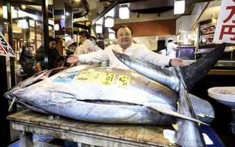 'Tuna King' pays record $3.2 mn for bluefin at Tokyo auction
