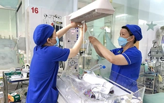 Vietnamese doctors save 1.2kg Korean newborn with respiratory distress