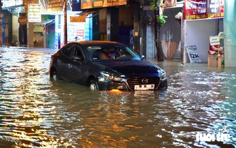 Chaos in Ho Chi Minh City as sudden deluge and rising tides leave commuters stranded