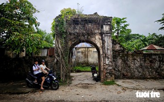 Stuck on royal burial grounds of Vietnam's last dynasty, Hue residents push for relocation