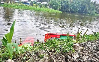 Composite boat breaks in two in Vietnam's Can Tho, killing operator