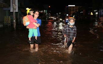 Authorities assist stranded residents as high tides flood Vietnam’s Can Tho streets