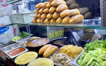 Owner apologizes in suspected food poisoning cases linked to ‘banh mi’ shop in central Vietnam