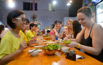 Turkish tourist mistakes family meal for eatery, highlighting Vietnamese hospitality