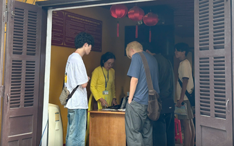 Why do only one-third of Hoi An Ancient Town visitors buy admission tickets?