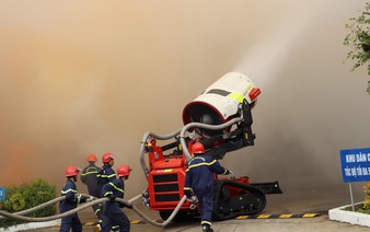 Robot joins firefighting drill in Vietnam's Can Tho