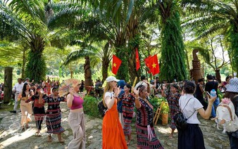 International friends impressed by Vietnamese culture