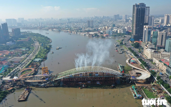 Main span of Saigon River pedestrian bridge officially joined
