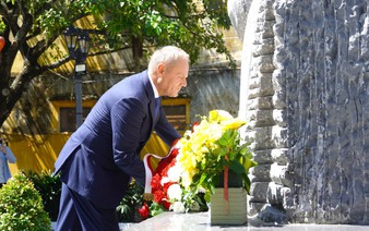 Polish PM Donald Tusk visits Hoi An, honors heritage-advocating architect, greets locals