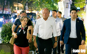 Polish premier takes nighttime stroll through Hanoi