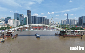 Saigon River pedestrian bridge matches nearby bridges in clearance height