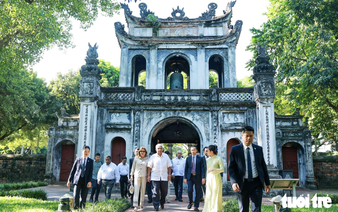 Panamanian President and spouse visit Temple of Literature