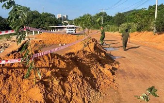 Sand floods repeatedly wash onto road to Vietnam’s Mui Ne resort area