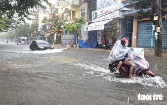 Heavy rains flood Da Nang streets, trigger landslides