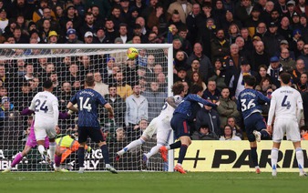 Leaders Arsenal end slump with 4-0 romp at Leeds, Liverpool crush Newcastle