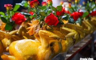 Hanoi market bustles on ‘Kitchen Gods’ worshiping day