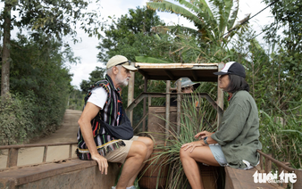 Foreign tourists visit villages, experience farmwork in Vietnam's Central Highlands 