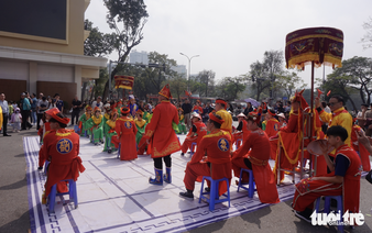Human Chinese chess debuts in Hanoi, draws Tet holiday crowds