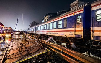1 dead after train slams into tractor-trailer in Hanoi